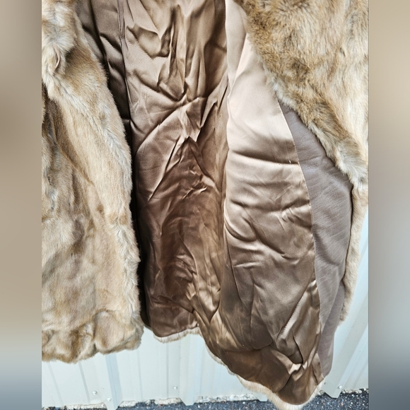 LAVISH QUALITY FAUX FUR VEGAN COAT ~ VERY PLUSH SIZE: SML-MEDIUM - Picture 4 of 4